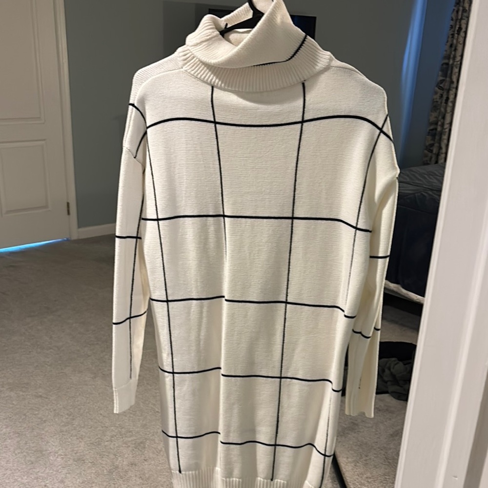 Women's White and Black Grid Sweater